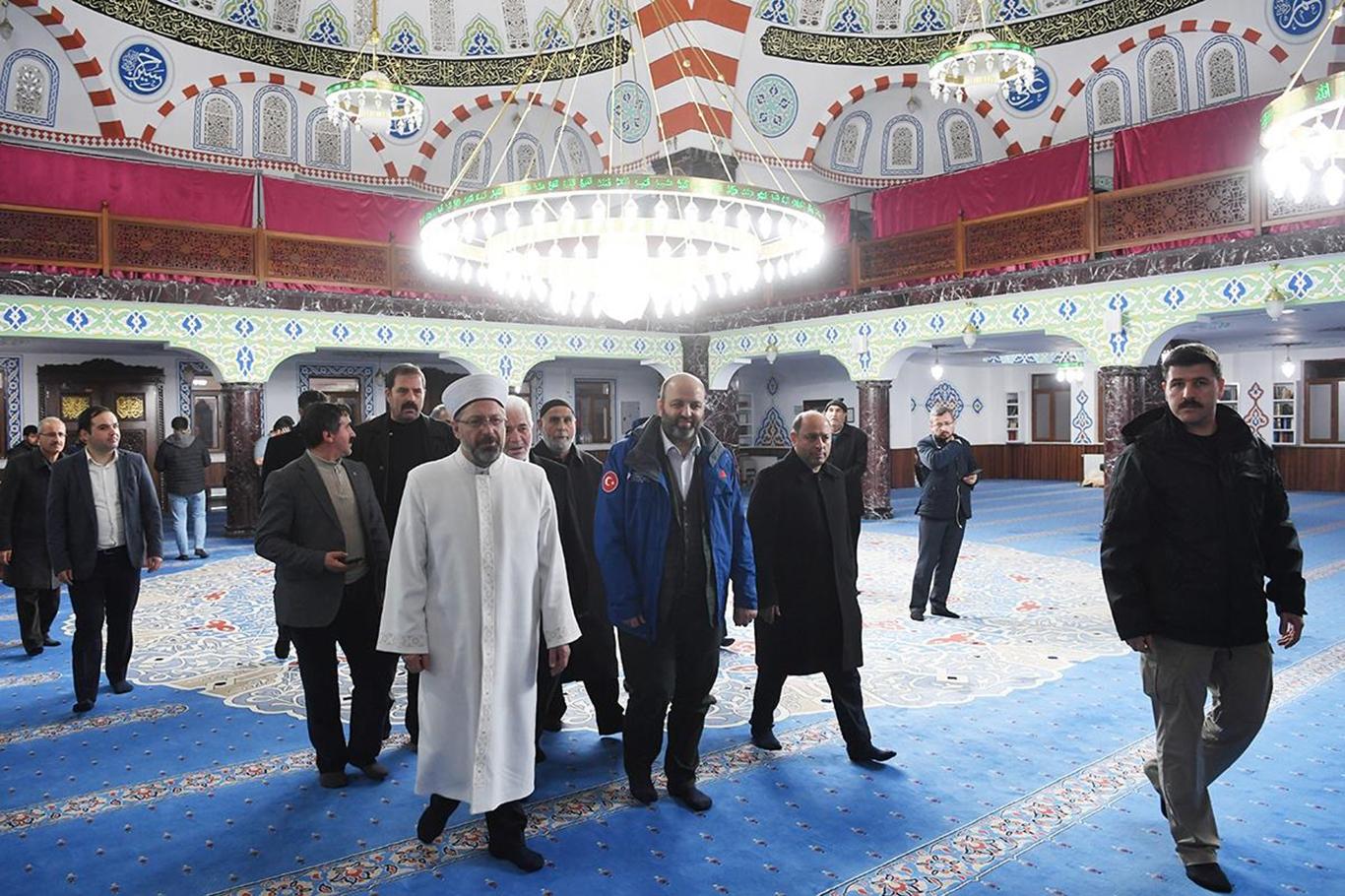 ​Diyanet İşleri Başkanı Erbaş, depremde hasar gören camide incelemelerde bulundu